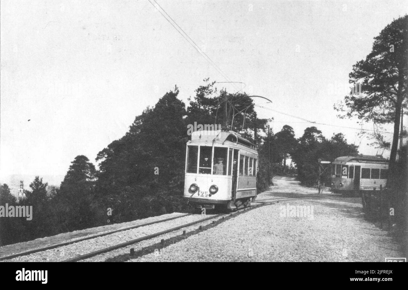 Probefahrten von zwei Straßenbahnen. Stockfoto
