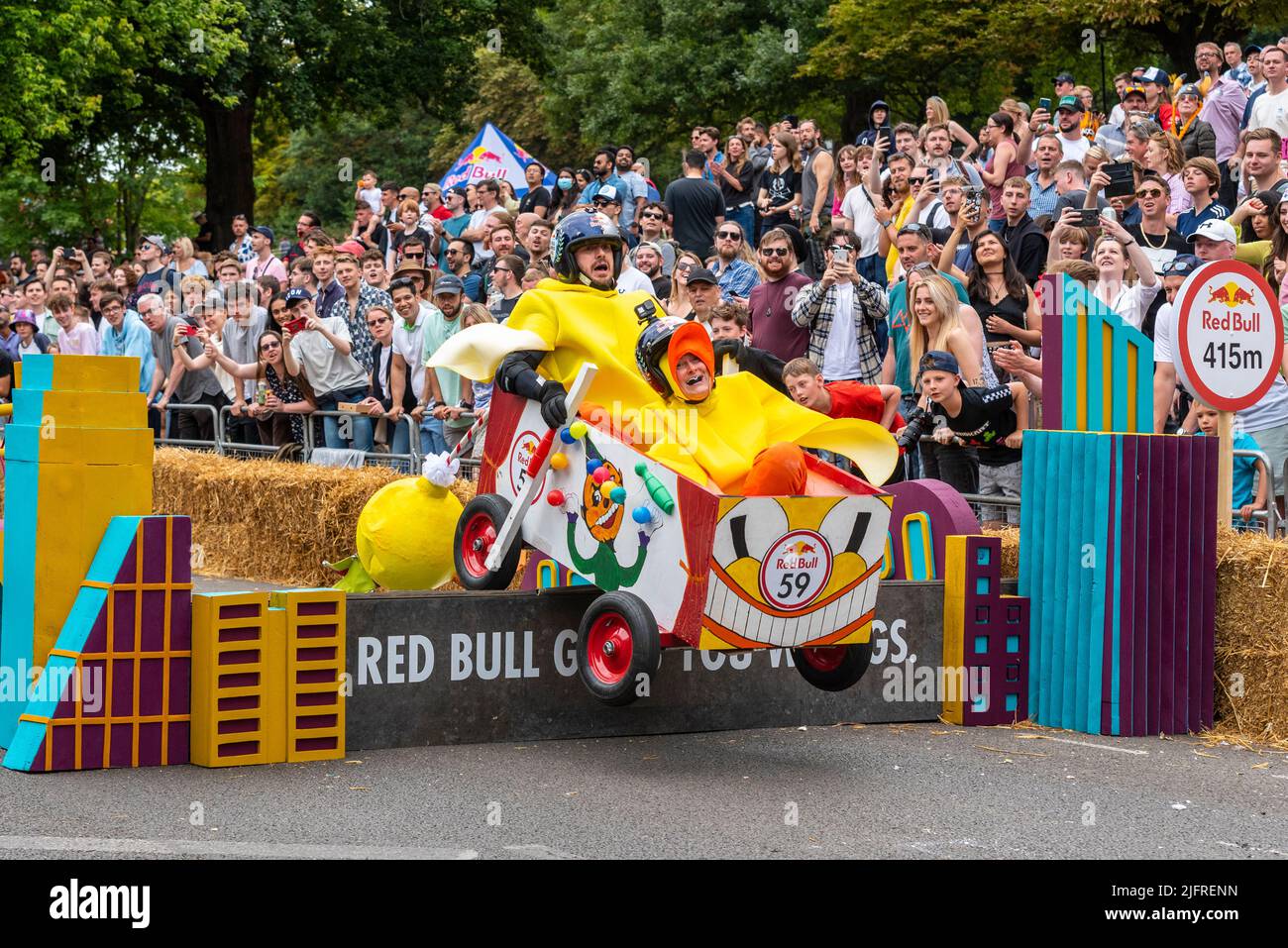Die Rookie Duckies machen den letzten Sprung beim Red Bull Soapbox Race 2022 im Alexandra Palace in London, Großbritannien. Stockfoto