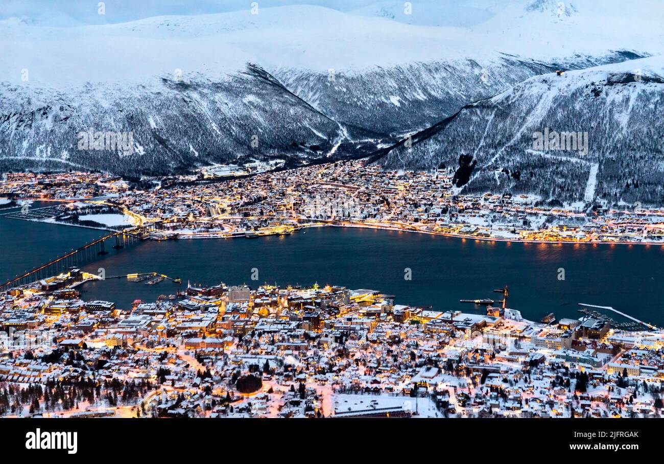 Luftaufnahme der schönen Winterlandschaft der schneebedeckten Stadt Tromso in Nordnorwegen Stockfoto