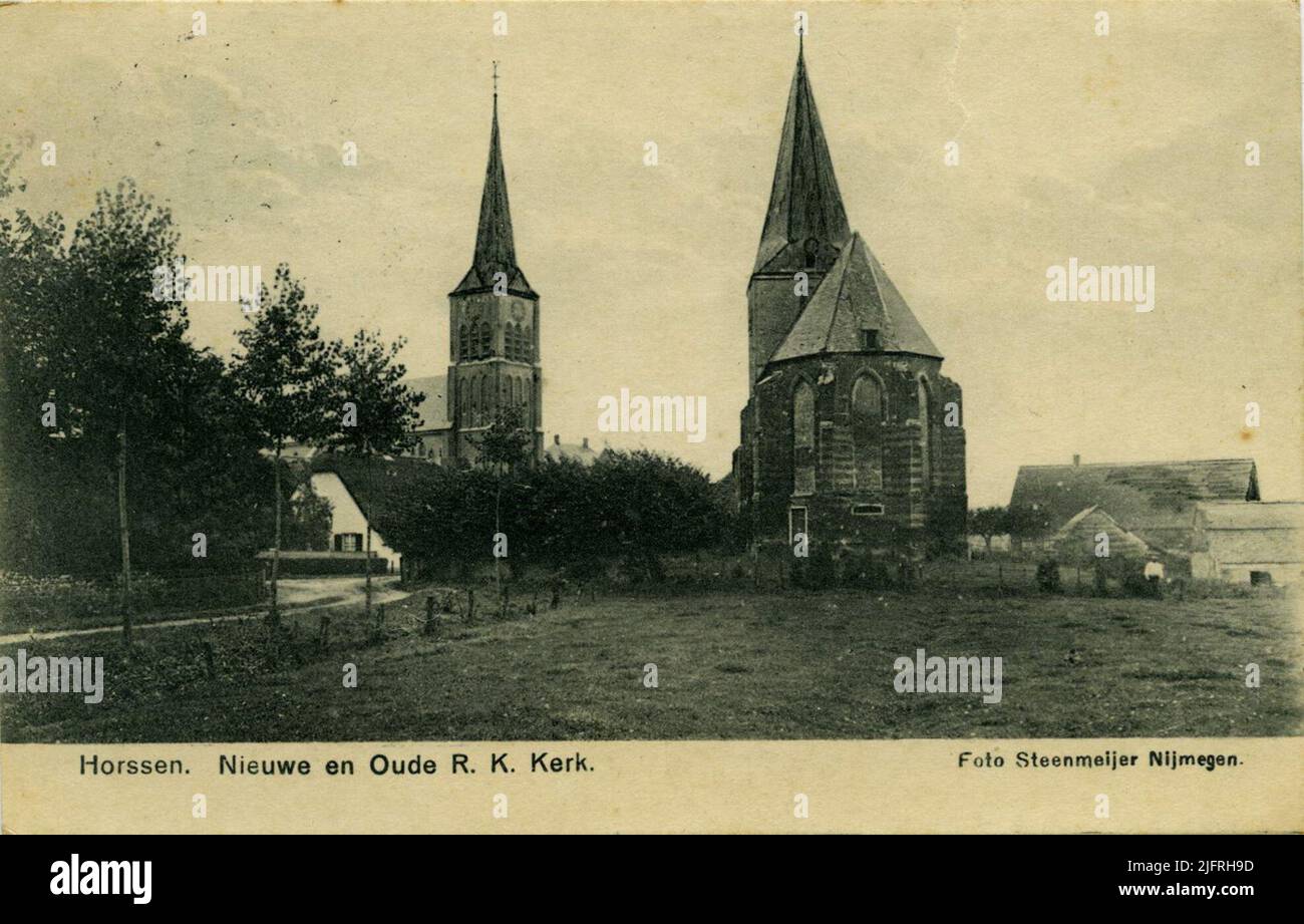 Straßenszene, mit der ehemaligen und neuen römisch-katholischen Kirche in der ländlichen Umgebung des Dorfes. Im Vordergrund rechts die alte St. Bonifatiuskirche aus dem 14.. Jahrhundert, die nach dem Bau der (linken) neugotischen St. Antonius Abtkerk durch den Architekten C. Franssen im Jahr 1909/1910 nicht mehr als Gebetshaus genutzt wurde Stockfoto