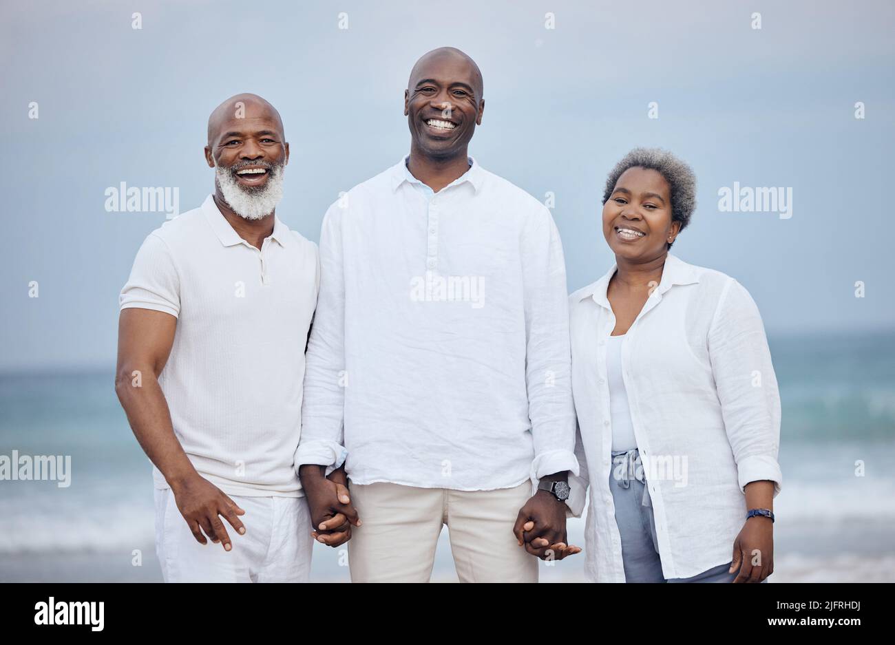 Nichts ohne sie. Aufnahme eines reifen Paares, das Zeit mit seinem Sohn am Strand genießt. Stockfoto
