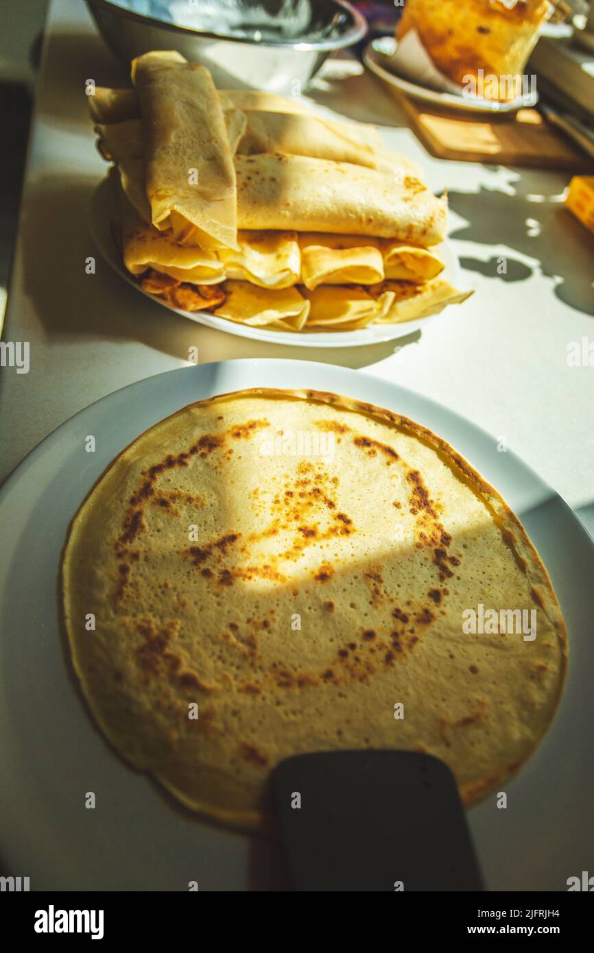 Pfannkuchen auf einem Teller auf der Küchentische, Zubereitung der Speisen Stockfoto