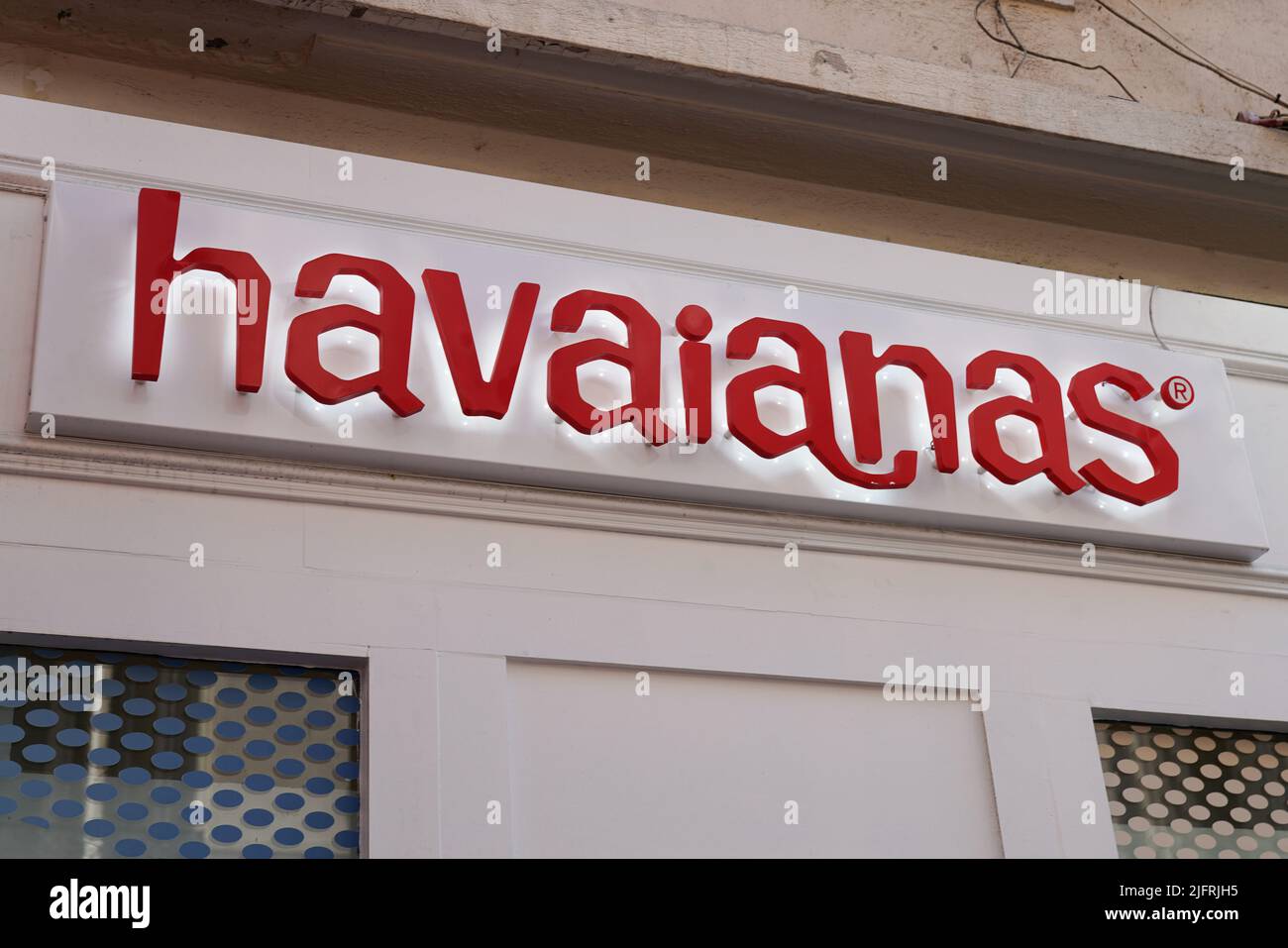 Bordeaux , Aquitaine Frankreich - 06 12 2022 : Havaianas Logo Marke und Text Zeichen Fassade Eingang Geschäft der brasilianischen Marke Flip Flop Sandalen Shop Stockfoto
