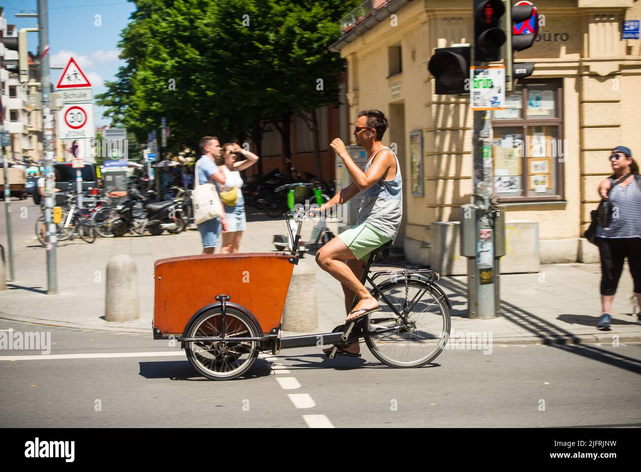 München, Deutschland-30. Juni 2022: Ein Mann fährt in der Münchner Innenstadt mit dem Lastenrad Stockfoto