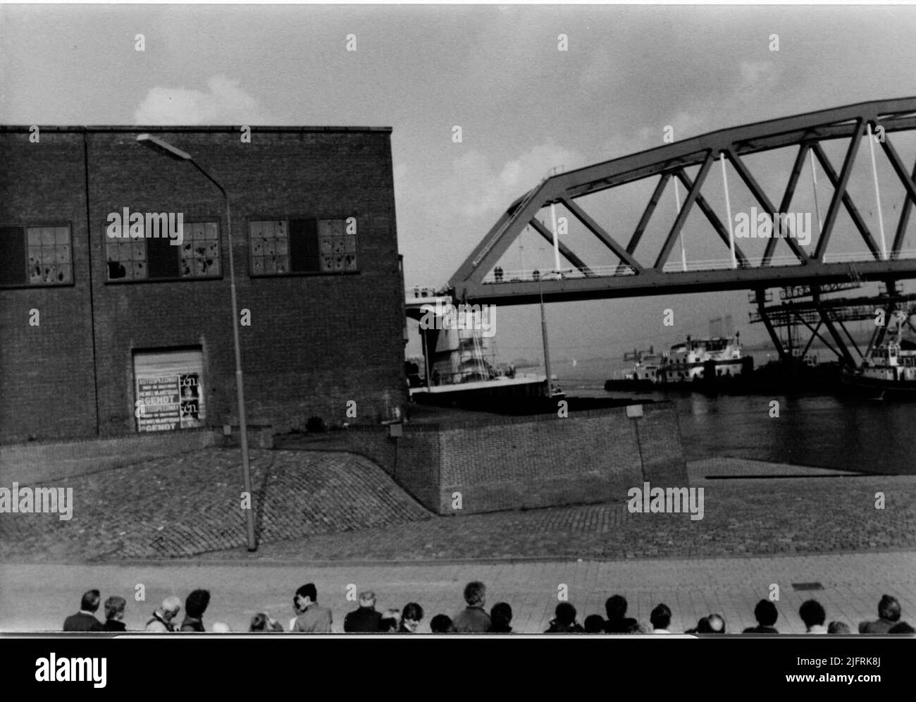 Bau/Modernisierung der Eisenbahnbrücke. Ersatz von zwei der drei Segmente der alten Brücke durch einen Bogen von 235 Metern. Letzte Phase der Platzierung der neuen Brücke. Die dritte Spanne auf der Fastenseite wird nach dem NS-Szenario in der zweiten Hälfte des Jahres 1984 durch einen Betonanlauf aus drei Teilen ersetzt Stockfoto