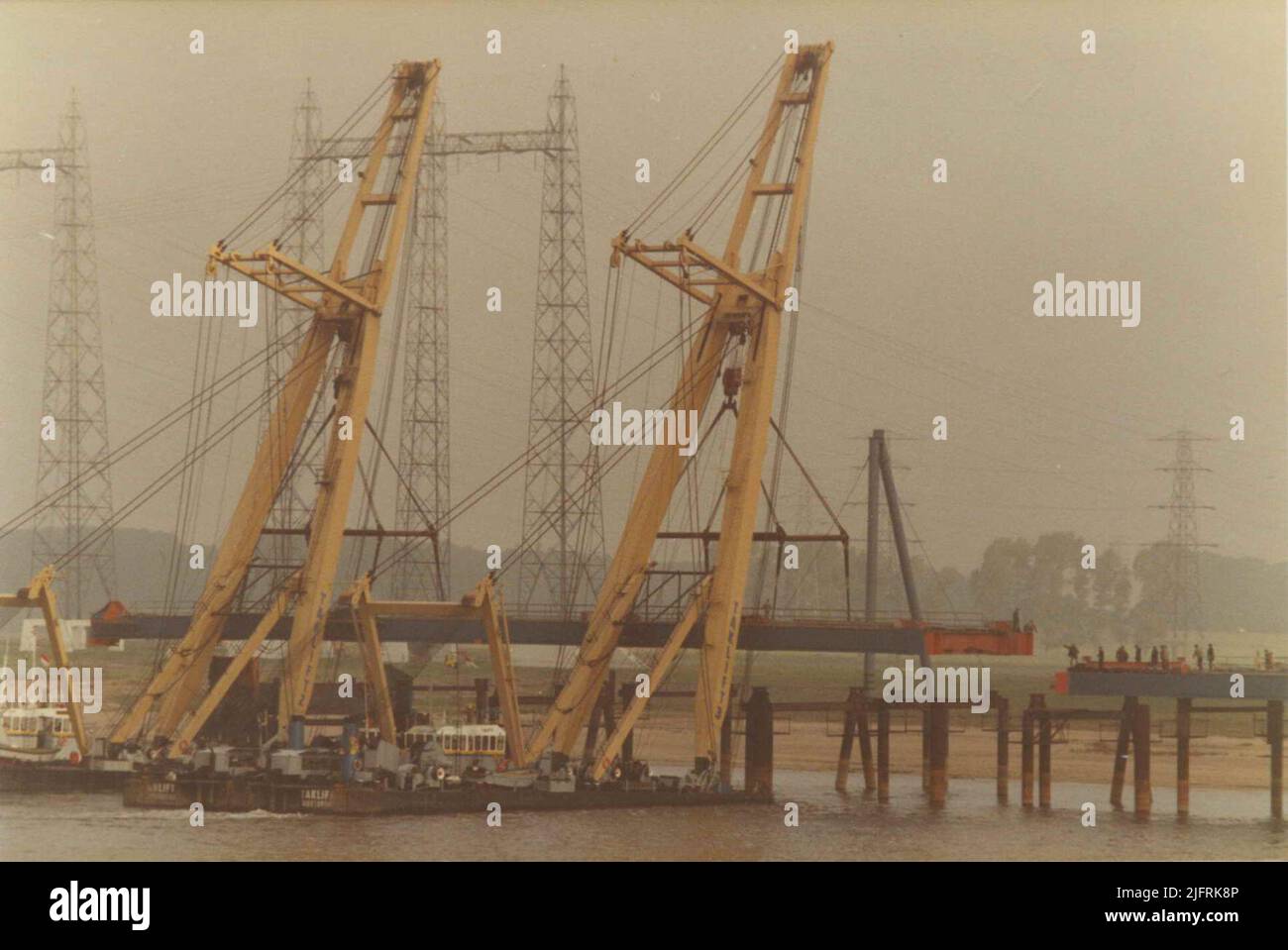 Bau der neuen Spannweite der Eisenbahnbrücke als Ersatz für zwei der