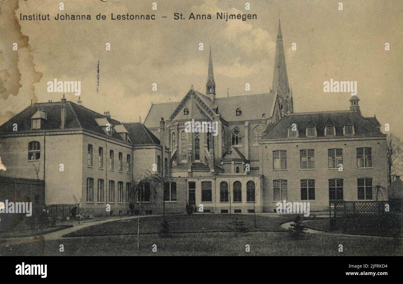 Kloster der Schwester-Zunge Wiedererlangung Töchter von O.L. Vrouw, erbaut 1911/1913 nach einem Entwurf des Rotterdamer Architekten Albert (Albertus Arnoldus Johannes) Magry (30/04/1857 - 27/10/1911), von hinten gesehen. Im Hintergrund der römisch-katholische H. Antonius van Padua / St. Annak (Groenestraatkerk) von 1909/1910, ebenfalls von Albert Magry Stockfoto