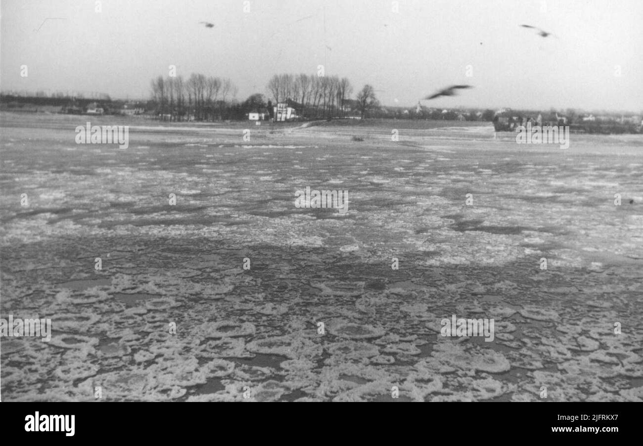Gefrorener Waal, im Hintergrund ausgeliehen. Stockfoto