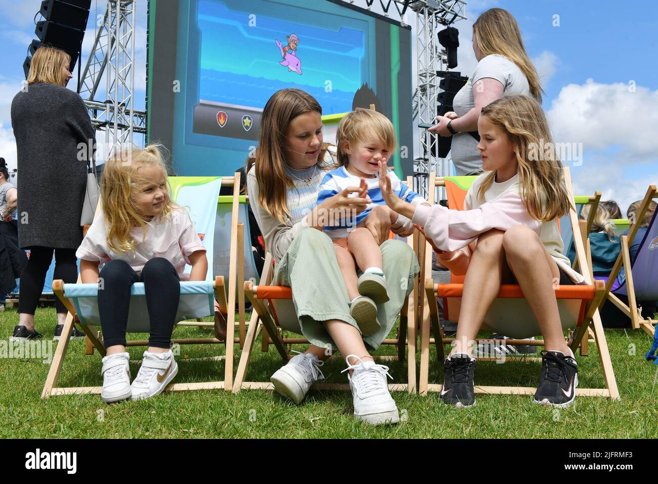 NUR REDAKTIONELLE VERWENDUNG (von links nach rechts) Sienna, 4 Jahre, Evie, 13 Jahre, Valentine, Age 1, und Cleo, 10 Jahre alt bei der Eröffnung der Nickelodeon Experience, gesponsert von BFF und Magic Tears von Cry Babies, die am 2.. Juli im Saughton Park, Edinburgh, eröffnet wurde. Ausgabedatum: Dienstag, 5. Juli 2022. Stockfoto