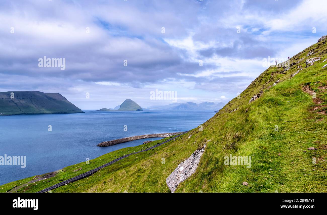 Hestur und Koltur vom Wanderweg nach Torshavn, Färöer-Inseln gesehen Stockfoto
