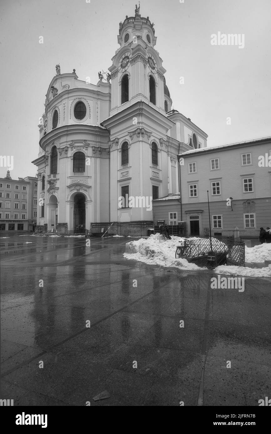 kollegienkirche universität salzburg stadt im Winter mit schnee in schwarz/weiß Österreich, Stadt salzburg im Winter mit Schnee in schwarz und weiß Stockfoto