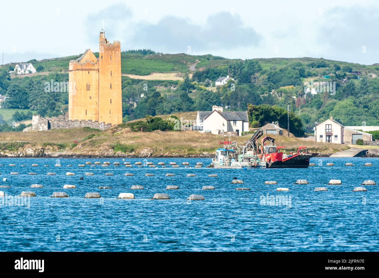 Roaring Water Bay, West Cork, Irland. 5.. Juli 2022. An einem schönen Sommertag in West Cork fischt das Fischerboot „Morning Light“ in der Roaring Water Bay nach Muscheln, während Jeremy Irons Zuhause „Kilcoe Castle“ im Hintergrund steht. Quelle: AG News/Alamy Live News Stockfoto