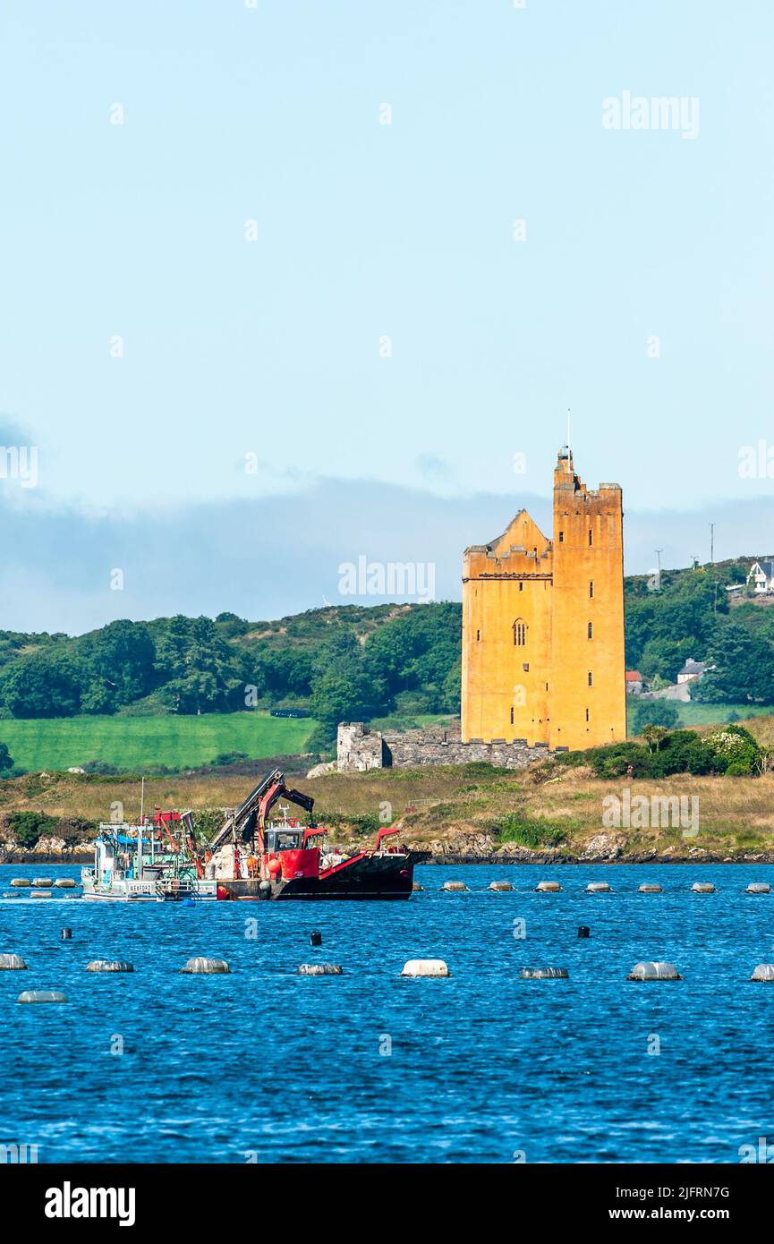 Roaring Water Bay, West Cork, Irland. 5.. Juli 2022. An einem schönen Sommertag in West Cork fischt das Fischerboot „Morning Light“ in der Roaring Water Bay nach Muscheln, während Jeremy Irons Zuhause „Kilcoe Castle“ im Hintergrund steht. Quelle: AG News/Alamy Live News Stockfoto