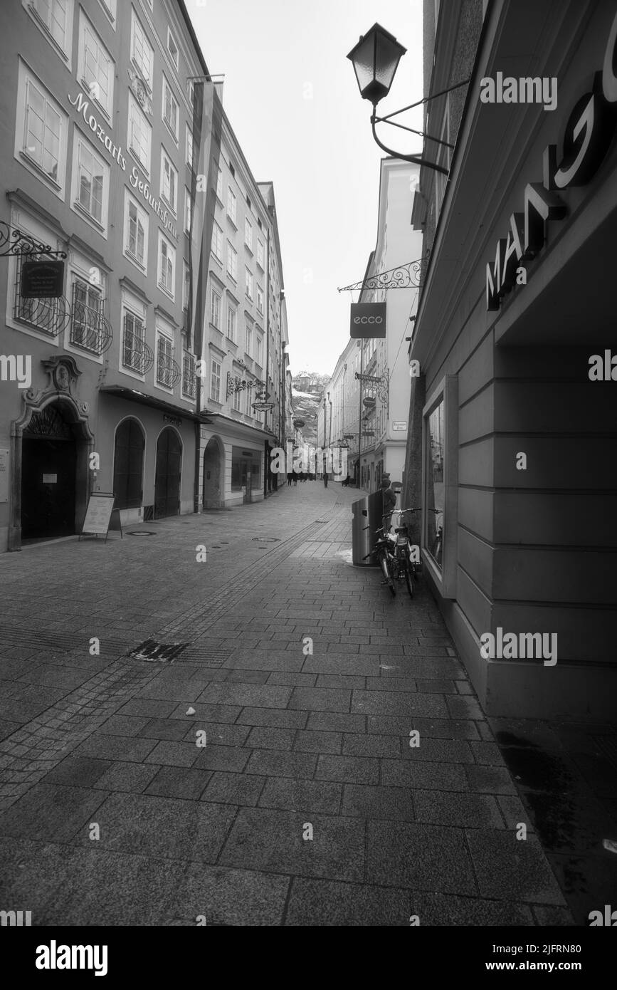 mozart geburtshaus getreidegasse salzburg stadt im Winter mit schnee in schwarz/weiß Österreich, Stadt salzburg im Winter mit Schnee in schwarz-weiß Stockfoto