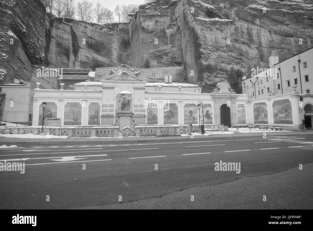 pferdeschwemme marstallschwemme salzburg stadt im Winter mit schnee in schwarz/weiß Österreich, Stadt salzburg im Winterschnee in schwarz und weiß Stockfoto
