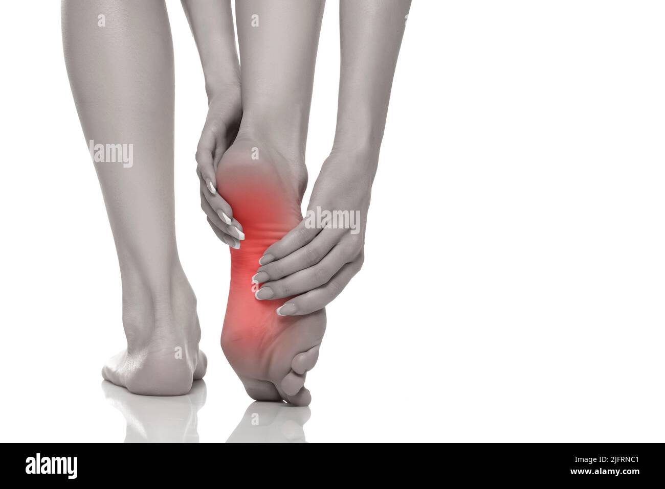 Fußschmerzen bei Frauen auf weißem Studiohintergrund. Schmerzkonzept. Stockfoto