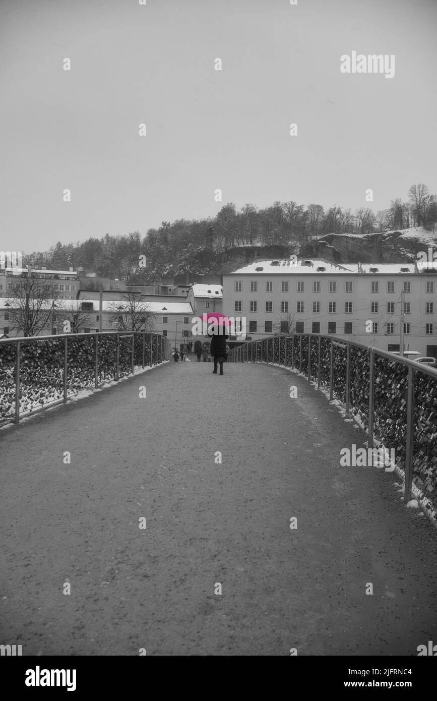 makartsteg marko feingold steg salzburg stadt im Winter mit schnee in schwarz/weiß Österreich, Stadt salzburg im Winter mit Schnee in schwarz und weiß Stockfoto