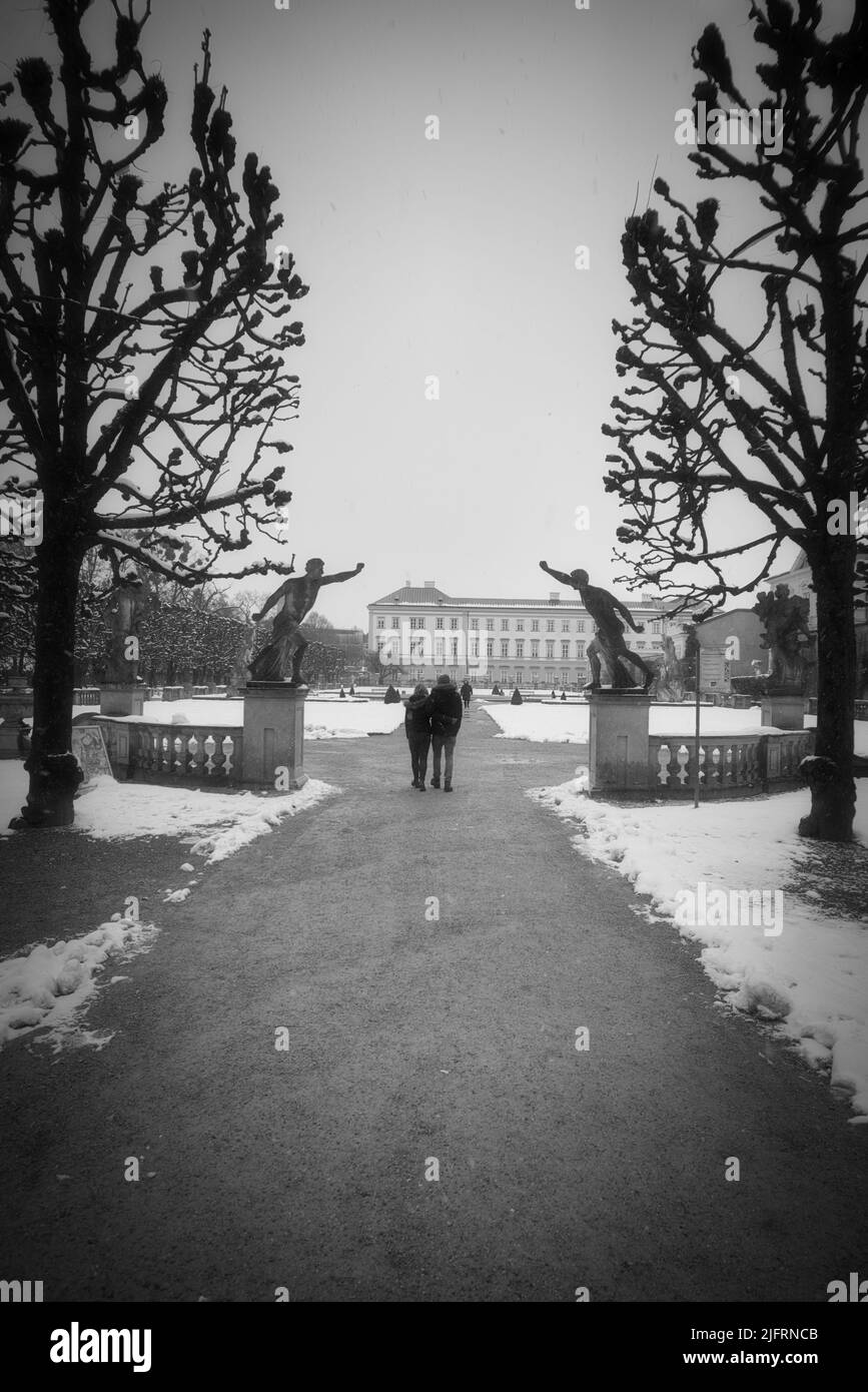 mirabellgarten eingang salzburg stadt im Winter mit schnee in schwarz/weiß Österreich, Stadt salzburg im Winter mit Schnee und Eis in schwarz und weiß Stockfoto