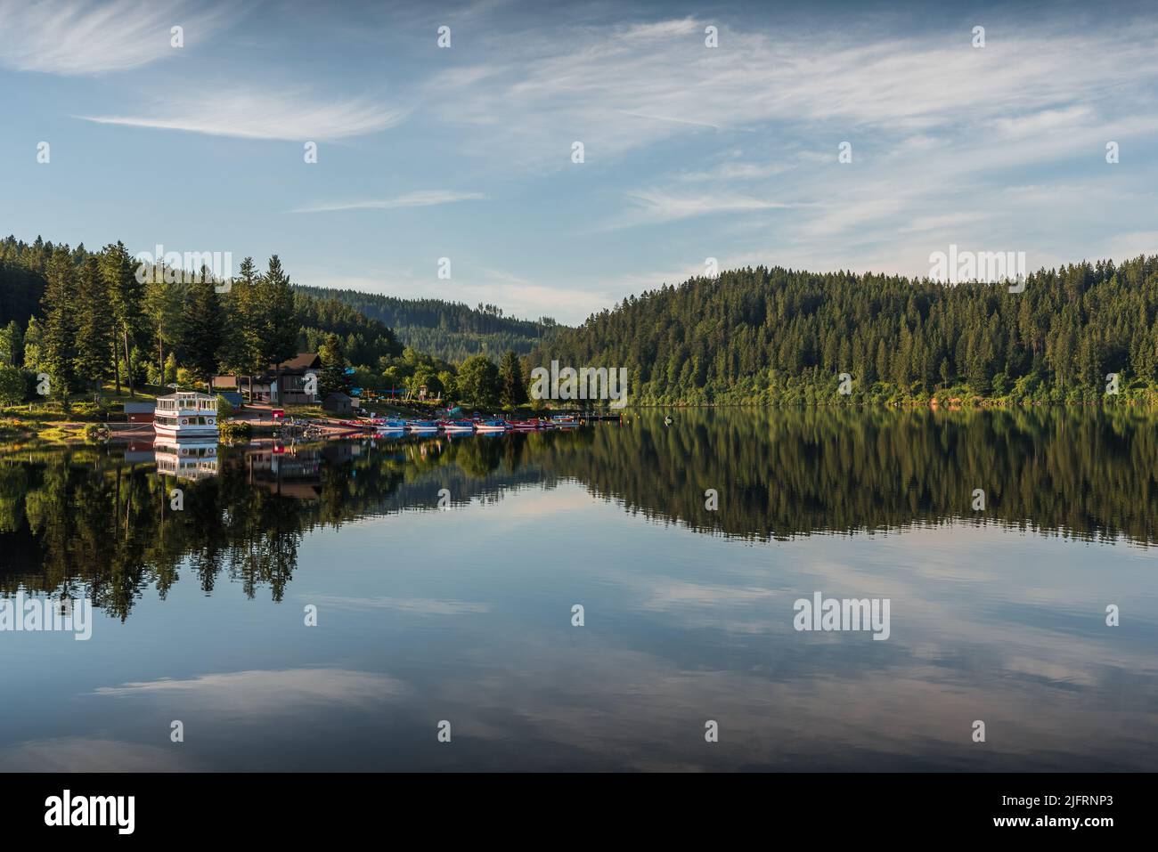 Morgenstimmung am Schluchsee im Schwarzwald, Wasserspiegelung, Bootsverleih und Schiffsanlegestelle im Hintergrund, Baden-Württemberg, Deutschland Stockfoto
