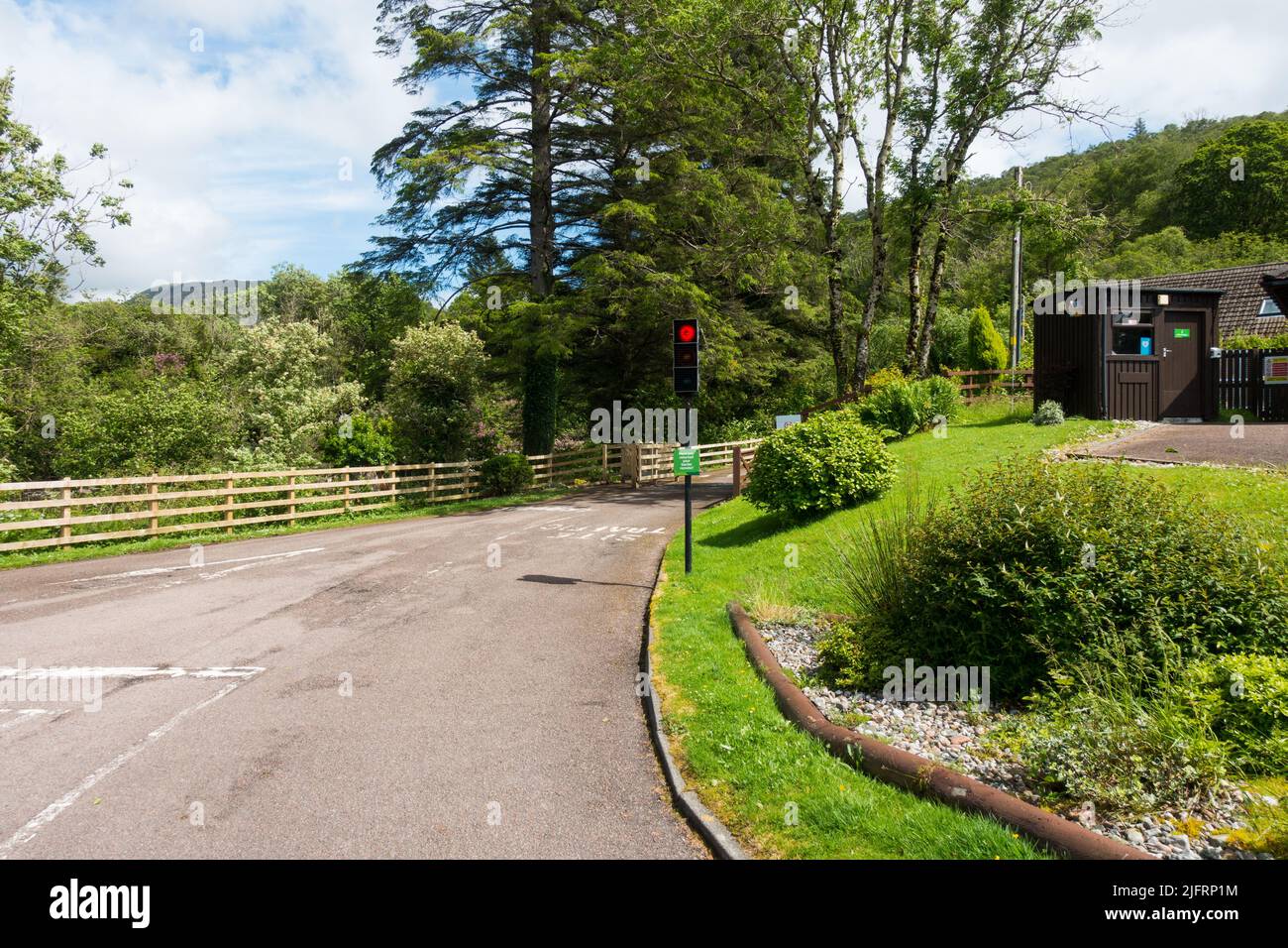 Ampelkontrolle auf dem Campingplatz Bunree aufgrund einer schmalen einspurigen Straße, Onich, Fort William, Schottische Highlands, Großbritannien. Stockfoto