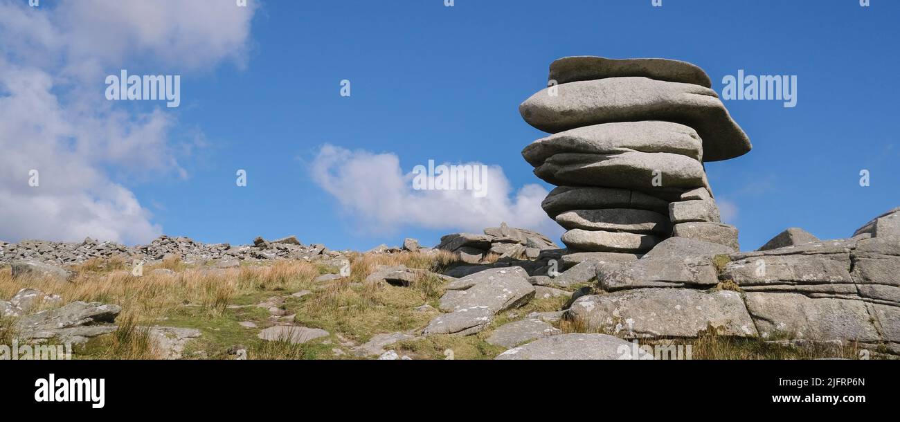 Ein Panoramabild des hoch aufragenden Granitfelsens, der den Cheesewring von der Gletscheraktion auf dem Stowes Hill am Bodmin Moor in Cornwall überließ. Stockfoto