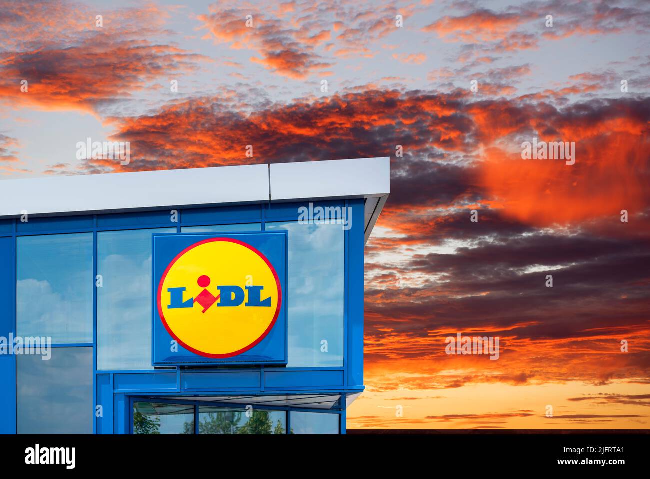 Werbe- und Firmenschild der Firma Lidl am Eingang zum Markt Stockfoto