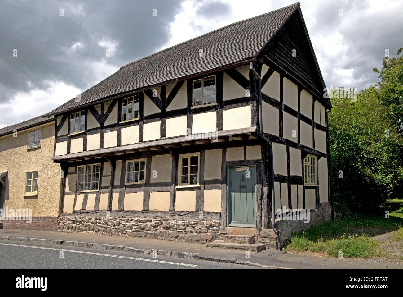 Westfields und Timber Cottage sind zwei separate Gebäude, darunter ein 15.-Jahrhundert-Box gerahmtes Cottage mit einem Steg im ersten Stock, der auf geschwungenen Zahnspangen getragen wird Stockfoto