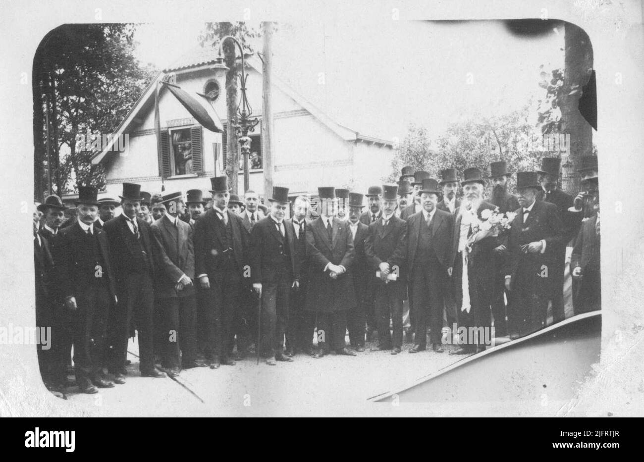 Eröffnung der elektrischen Straßenbahnverbindung Hees - Nijmegen. Das Parteikomitee, das vor der 'Steinbank' steht; rechts mit weißem Bart: Dr. J. J. De Blécourt, Kunst in Hees. Auf der rechten Seite Bürgermeister F.M.A. Van Schaeck Mathon. In der Mitte ohne Hut, A.J. Uyen Stockfoto