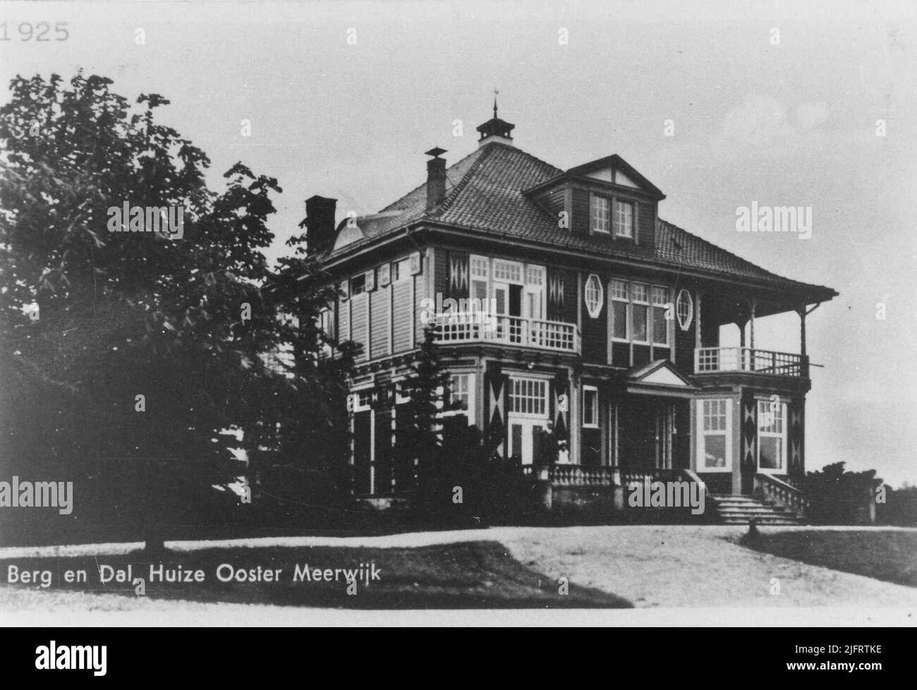 Huize Oostermeerwijk (ab 1932): Ein Haus für alleinstehende Herren, das von der Familie Mulder geführt wird; aus dem Haus der Paters der Kongregation des Heiligen Geistes Anfang 1950s, in dem ab 1954 afrikanische Objekte ausgestellt wurden (Beginn des Afrika-Museums) Stockfoto