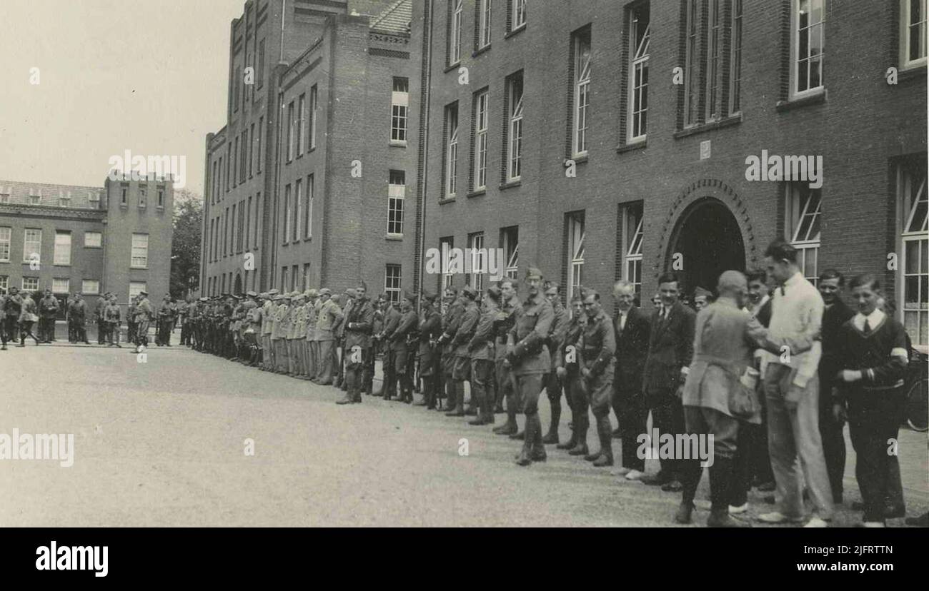 Niederländische Soldaten, der Road Walking Association (GBR), die spanische Militärdelegation (ESP) und die französischen Burgers (FRA) nutzen die Fahnenparade der vier-Tage-Märsche 19. im Inneren der Prinz Hendrik Kazerne. Stockfoto