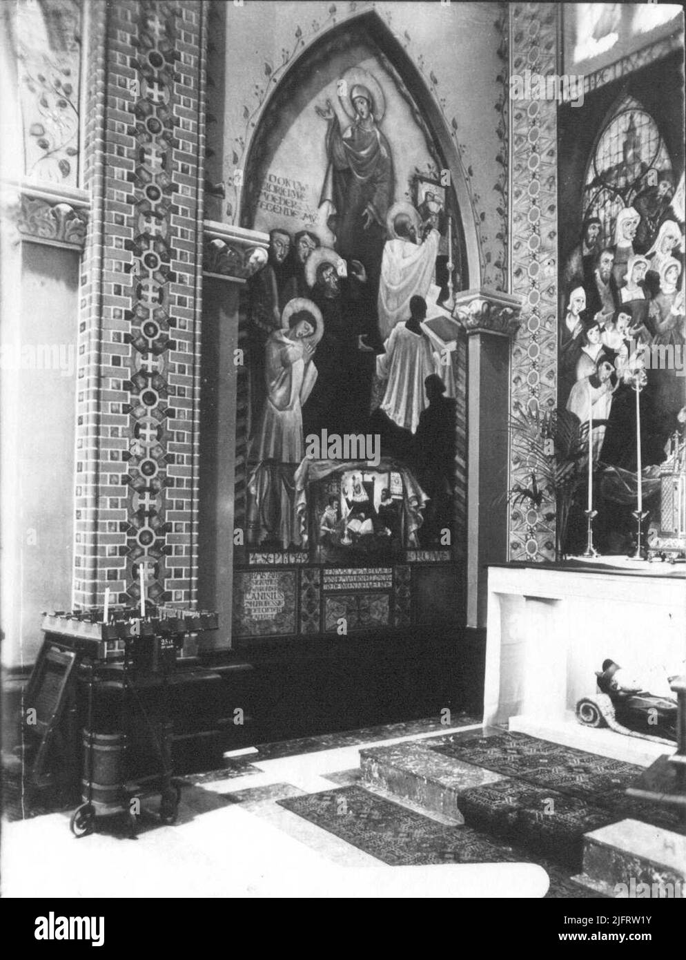 Das Innere der Canisius-Kapelle. Die 2 Wandmalereien (von 1938-1941) von Joan Collette an der Seitenwand und hinter dem Altar gingen während der Bombardierung vom 22. Februar 1944 verloren; an der linken Wand das Aussehen von Maria in der Santa della Strada in Rom (einschließlich Petrus Canisius); Rechts an der Altarwand teilweise sichtbar der Abschied von Petrus Canisius von seiner Familie in Nijmegen im Jahr 1565 Stockfoto