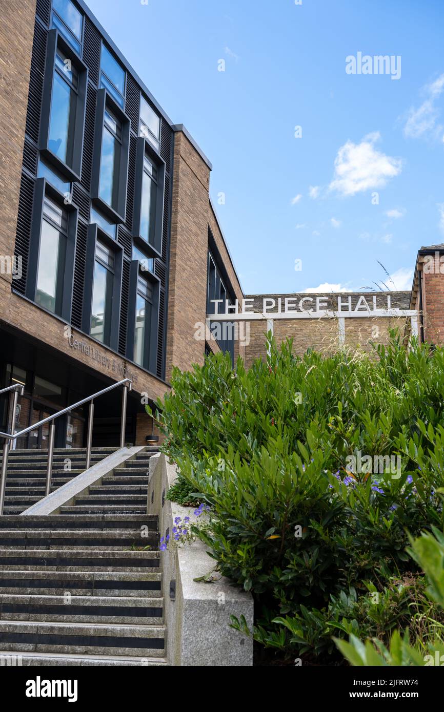 Die Piece Hall in Halifax, Großbritannien, wurde 1779 als Tuchhalle eröffnet und beherbergt heute historische Ausstellungen, Geschäfte, Bars, Restaurants und Live-Musikveranstaltungen im Freien. Stockfoto