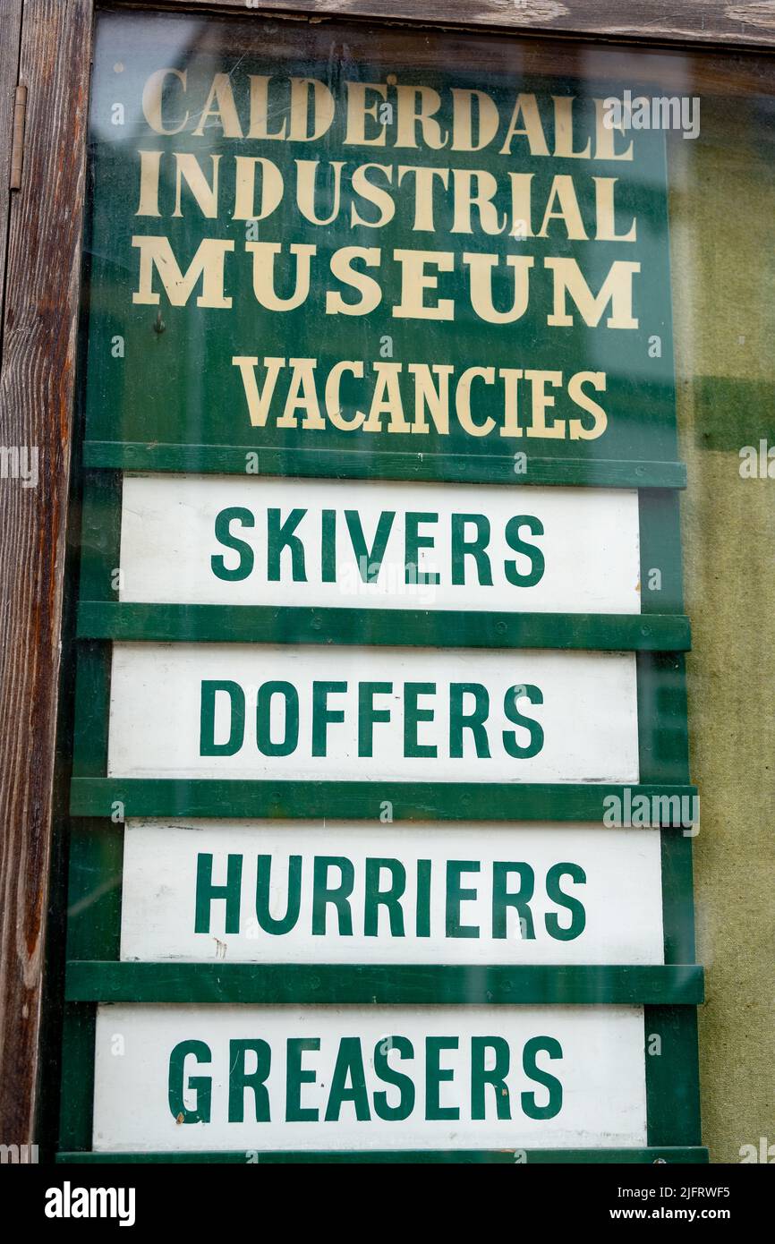 Sign at the Calderdale Industrial Museum, in Halifax, UK, lists vakes for Skivers, doffers, Hurriers, Greasers - all actual Industrial Job titeln. Stockfoto