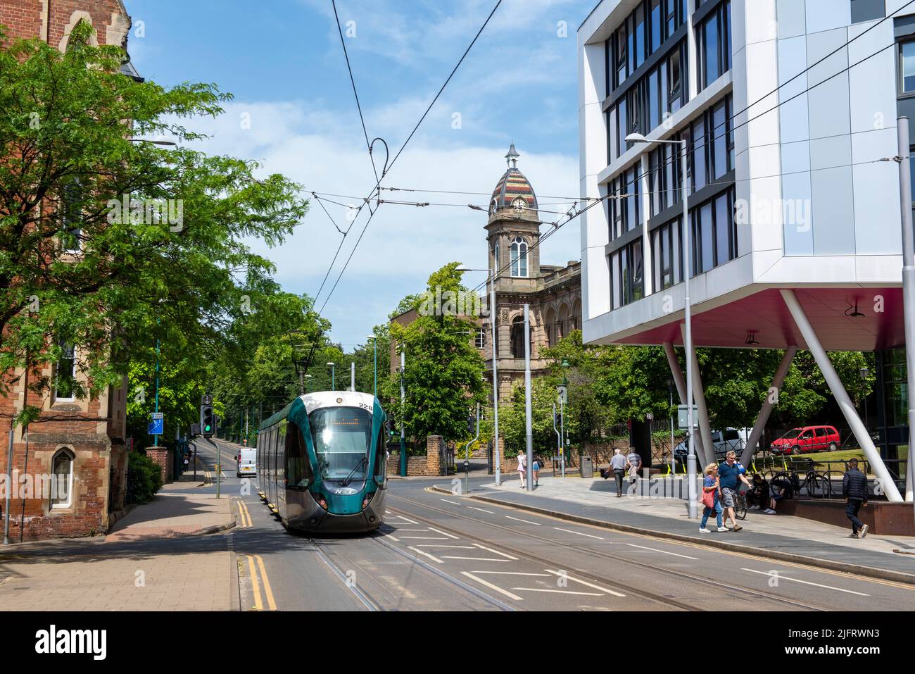 Straßenbahn auf der Goldsmith Street auf dem Campus der Trent University City, Nottinghamshire, England Stockfoto