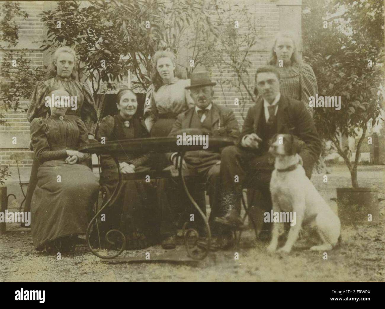 Die Familie Snoeck für Huize Oud Heyendaal Sitzend v.l.n.r. Adriana