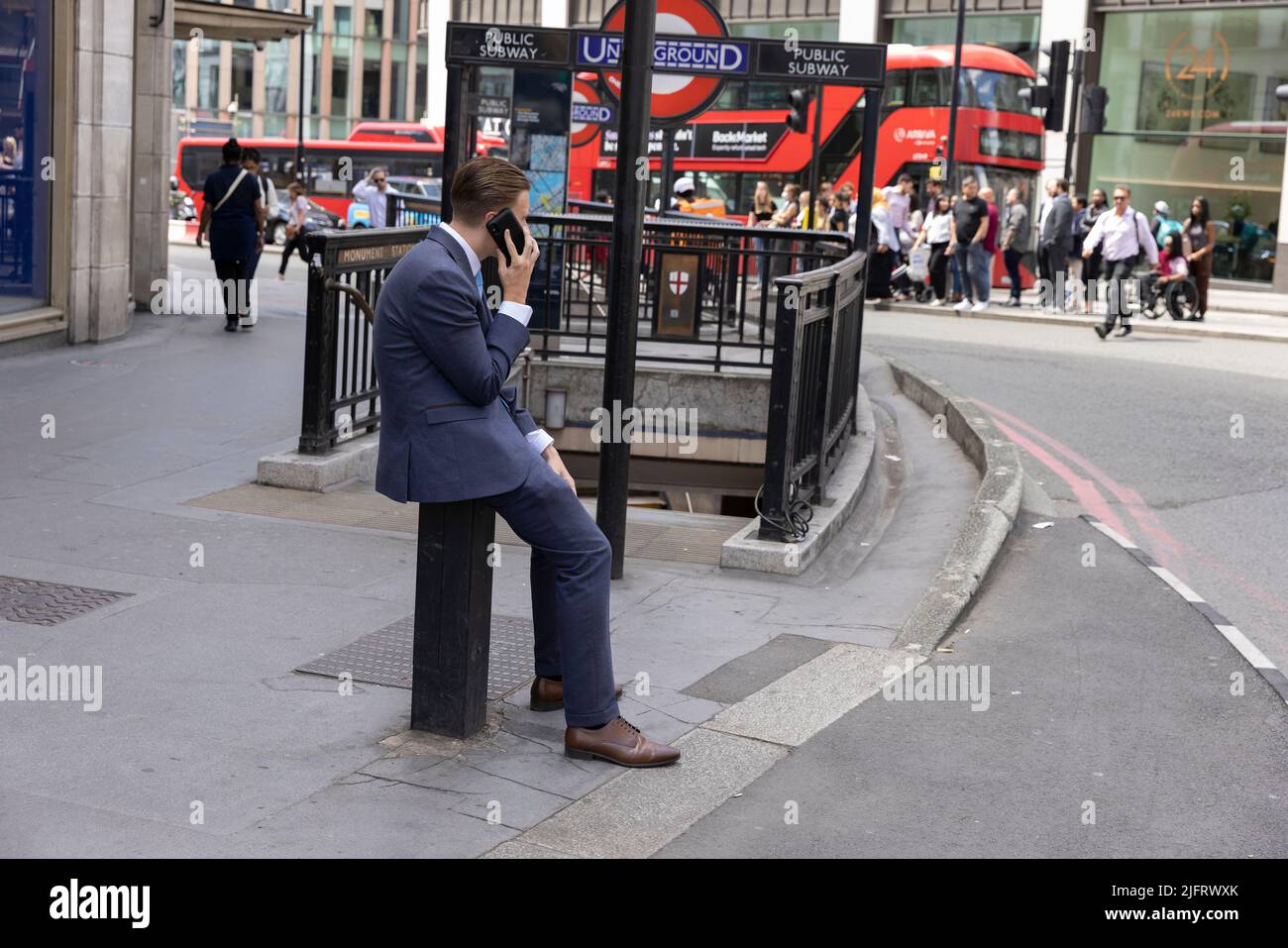 Junge Angestellte in der City of London, England, Vereinigtes Königreich Stockfoto