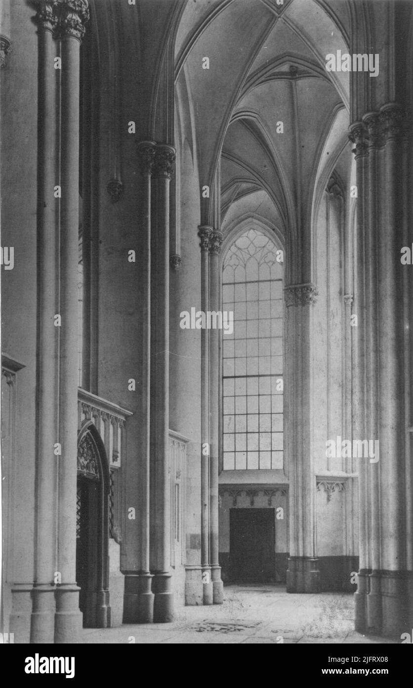 Der südliche Chorgang, in der St. Stevenskerk, nach Osten gesehen; links die Eingangstür zum Chor, mit einem Gedenkstein darüber, der das letzte Gericht darstellt; siehe auch Glas-Negativzahl: 2215; Eine Reproduktion Stockfoto