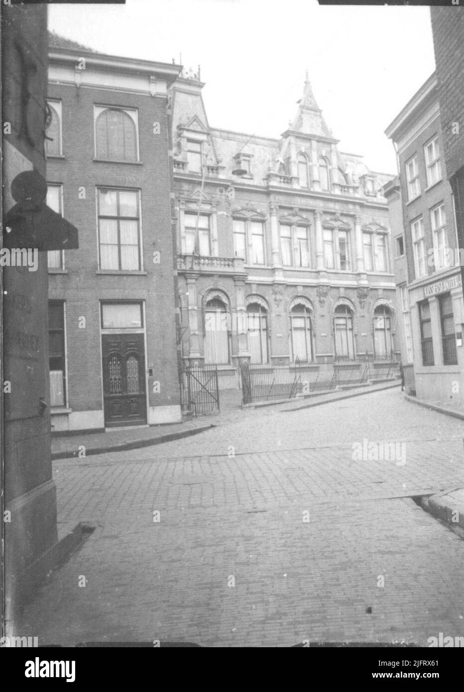 Im Jahr 1923 kaufte die Radboud Foundation eine gemischte Tüte von fusionierten Gebäuden an der Snijders, den Plattenherstellern und der Muchterstraat. Die Universitätsbibliothek wurde in diesem Komplex am 7. Januar eröffnet. Aufgrund der Bombardierung am 22. Februar 1944 wurde der Komplex schwer beschädigt, aber das neu erbaute Bücherdepot überlebte die Bombardierung. 1967 zog die Bibliothek auf den Campus, 1973 folgte der Abriss. In der Halle des Haupteingangs ist es durch Mgr. A. F. Diepen (Bischof von 's-Hertogenbosch) anläßlich des feierlichen Segens des Gebäudes, der Statue der Maria, des Sedes Sapientiae (Sitz der Weisheit) Stockfoto
