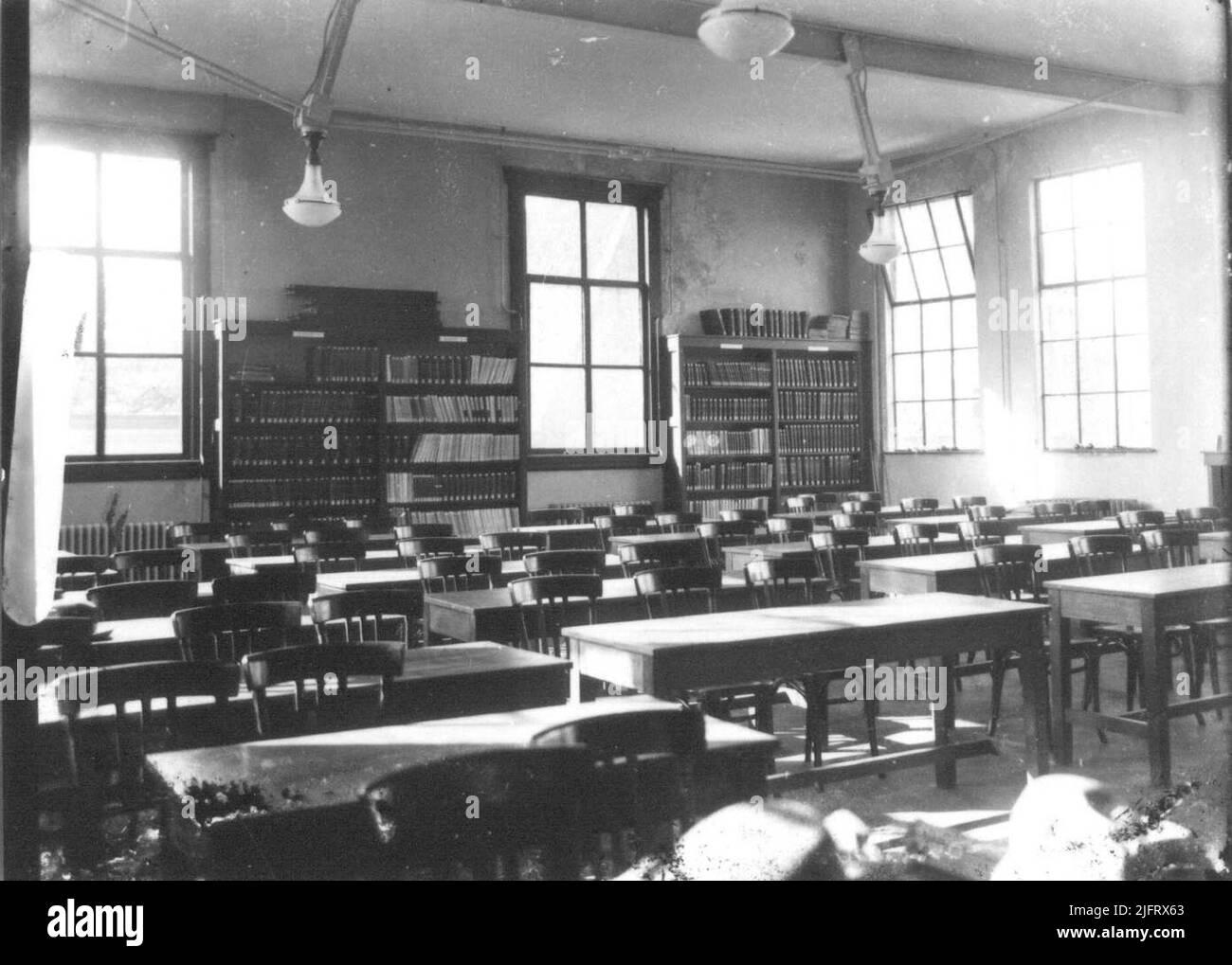 Im Jahr 1923 kaufte die Radboud Foundation eine gemischte Tüte von fusionierten Gebäuden an der Snijders, den Plattenherstellern und der Muchterstraat. Die Universitätsbibliothek wurde in diesem Komplex am 7. Januar eröffnet. Aufgrund der Bombardierung am 22. Februar 1944 wurde der Komplex schwer beschädigt, aber das neu erbaute Bücherdepot überlebte die Bombardierung. 1967 zog die Bibliothek auf den Campus, 1973 folgte der Abriss. In der Halle des Haupteingangs ist es durch Mgr. A. F. Diepen (Bischof von 's-Hertogenbosch) anlässlich des feierlichen Segens des Gebäudes, die Statue der Maria, die Sedes Sapientiae (Sitz der Weisheit). T Stockfoto