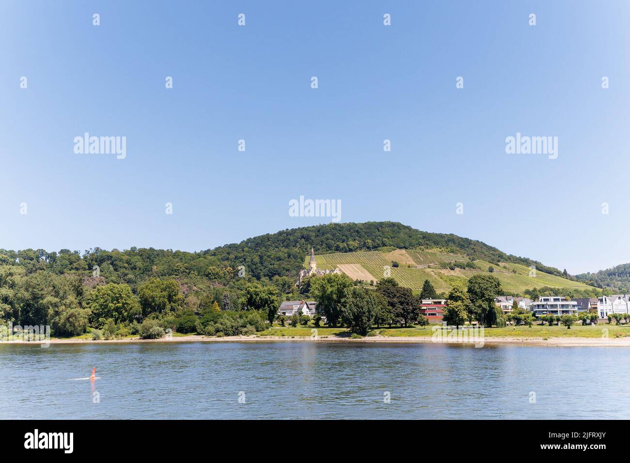 Landschaftsansicht einer hübschen Stadt am Rheinufer in Deutschland Stockfoto
