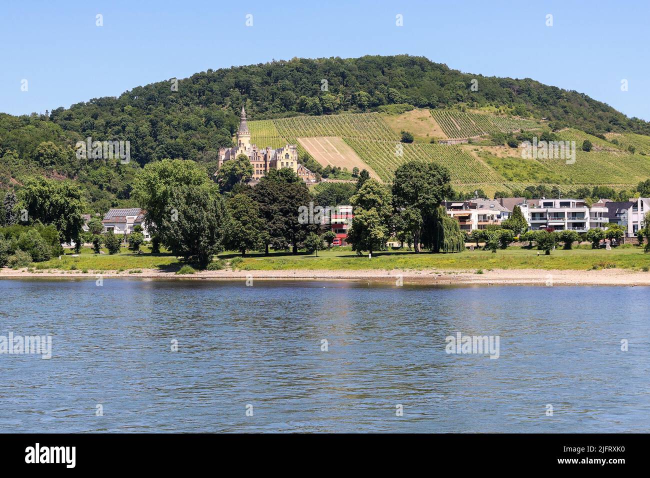 Landschaftsansicht einer hübschen Stadt am Rheinufer in Deutschland Stockfoto