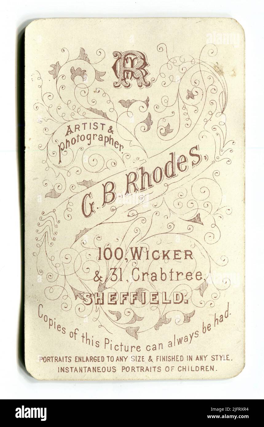 Die Rückseite eines viktorianischen englischen Carte de Visite Foto Werbung für die Dienste von “G. B. Rhodes, Artist & Photographer“ (George Booth Rhodes) von „100 Wicker & 31 Crabtree, Sheffield“. Es heißt auch, dass „Kopien dieses Bildes immer zu haben sind – Porträts, die auf jede Größe vergrößert und in jedem Stil fertig gestellt werden – augenblickliche Porträts von Kindern“. Circa. 1890s Stockfoto