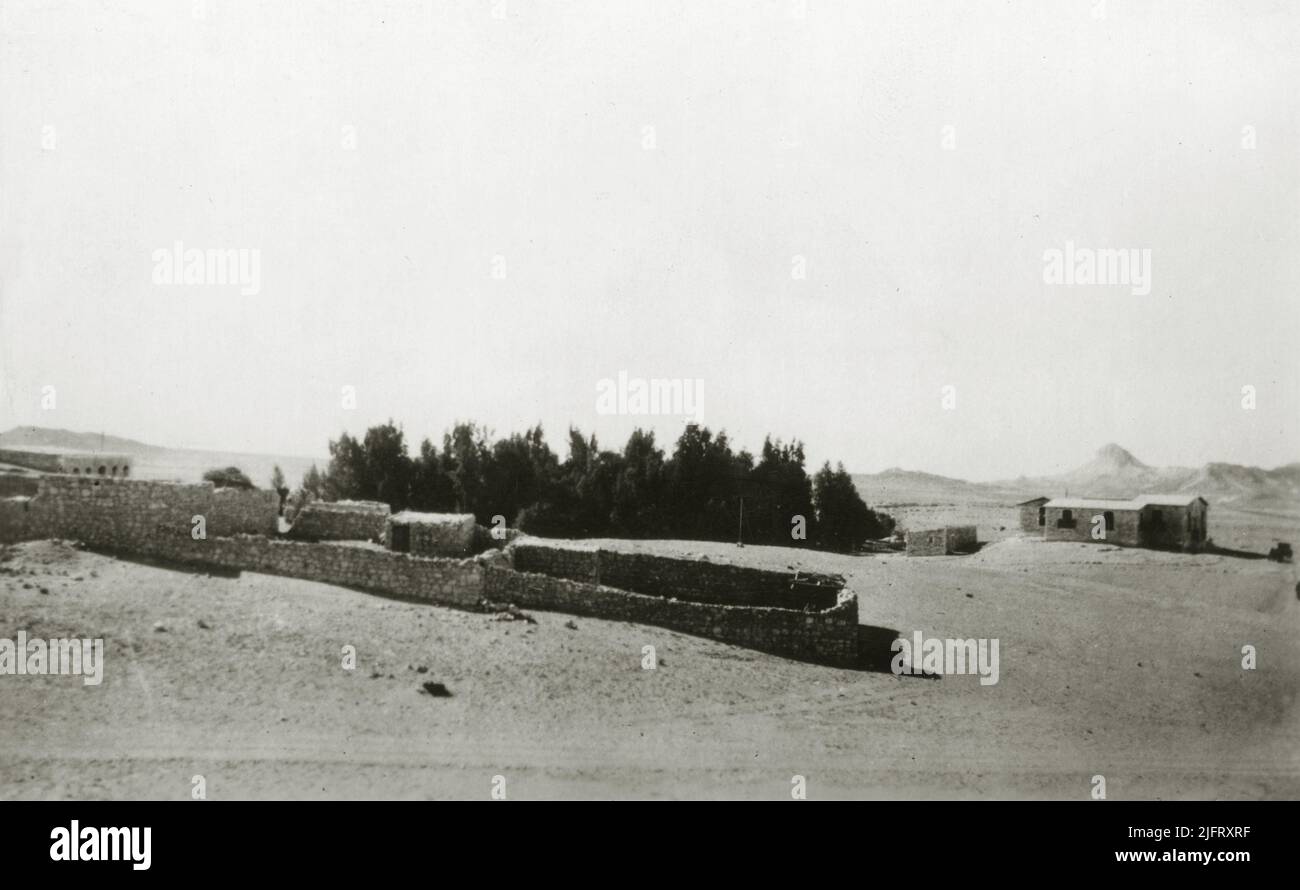 „Am Stadtrand von Moses Wells zeigt rechts ein kleines Rasthaus“. Süd-Sinai, Ägypten. 1930s Stockfoto