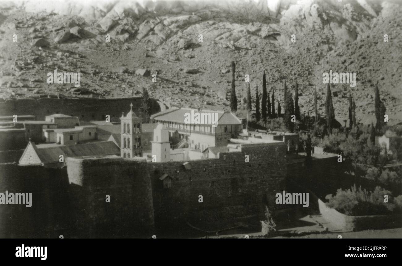 Katharinenkloster, Sinai-Halbinsel, Ägypten. 1930s. „Ein Blick auf die zahlreichen Wohnungen der Mönche und ganz rechts ist das Rasthaus für Besucher“ Stockfoto