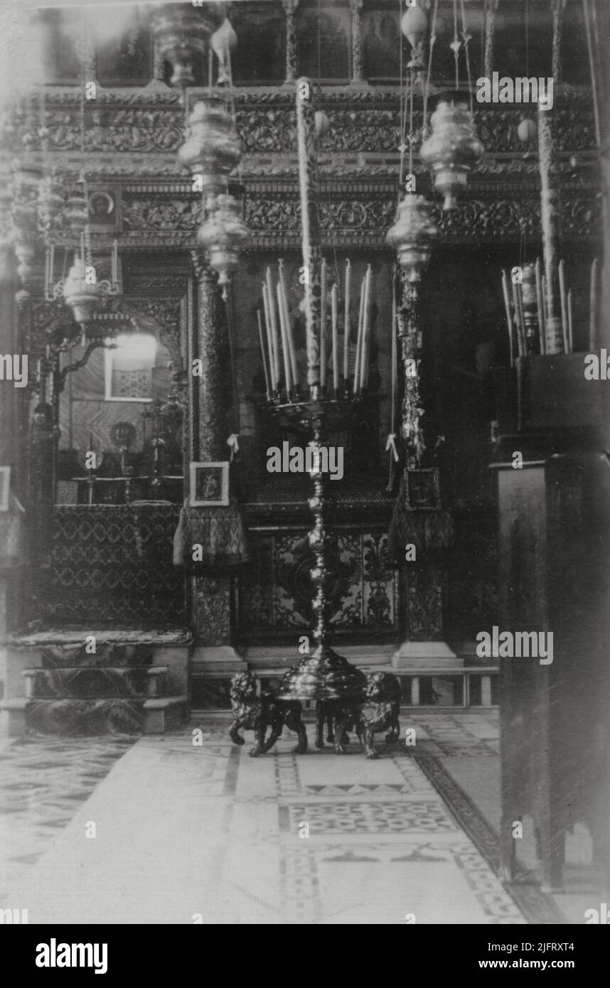 Katharinenkloster, Sinai-Halbinsel, Ägypten. 1930s. „Einer von einem Paar wunderbarer Kerzenständer mit einem Teil des Altars“. Stockfoto