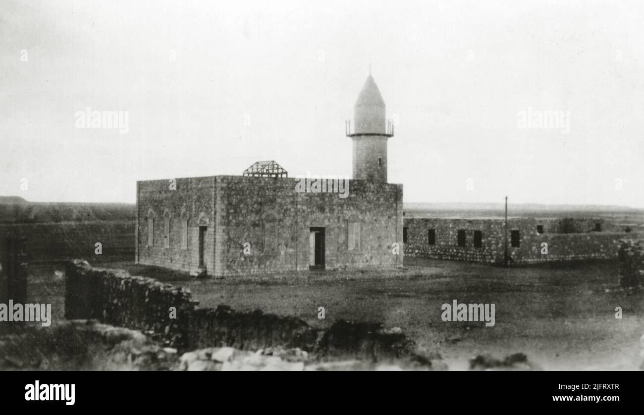 „Eine Moschee in der kargen Wüste“. 1930s. Stockfoto