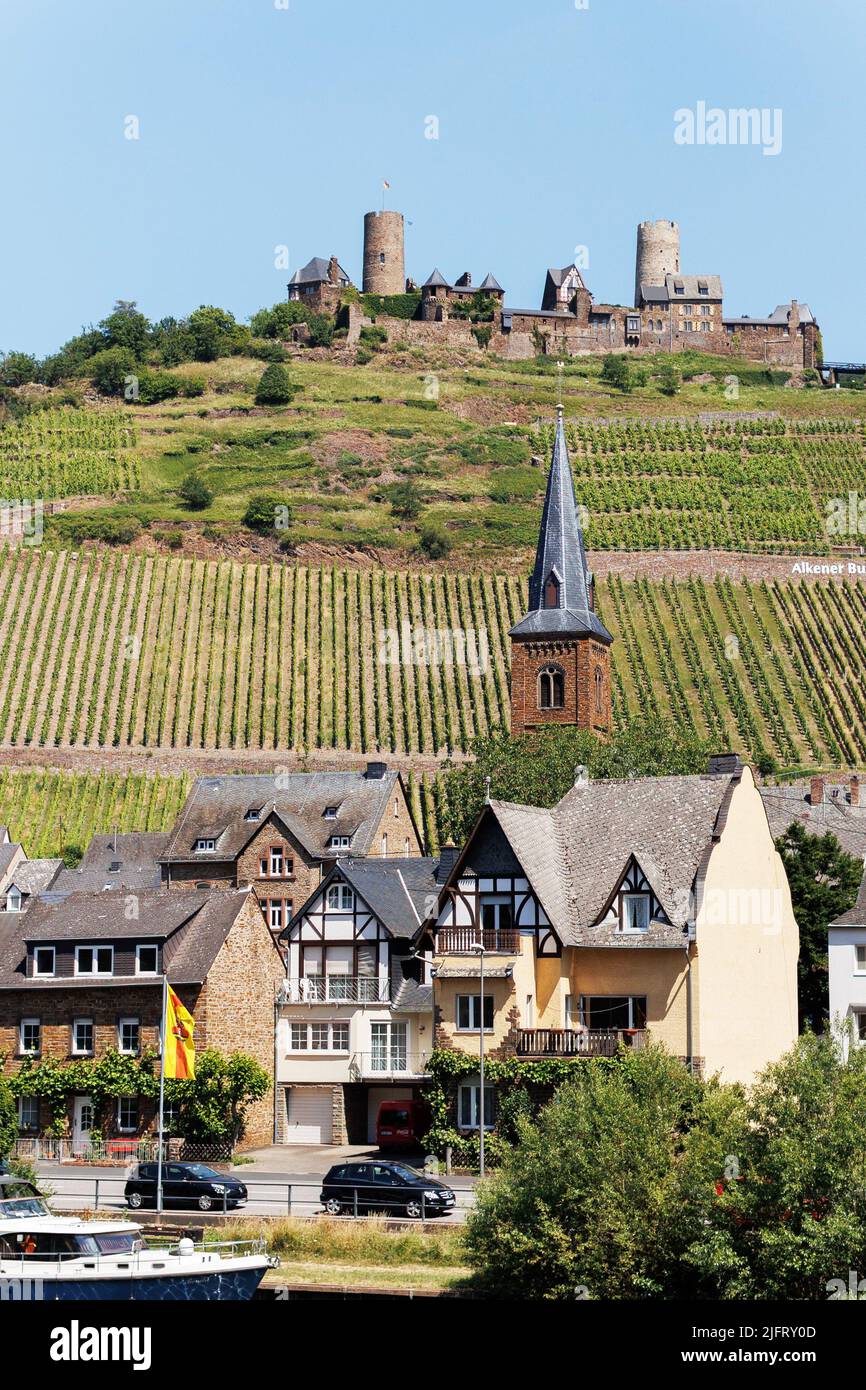 Kleine deutsche Stadt am Ufer der Mosel mit einem Schloss auf dem Hügel darüber Stockfoto