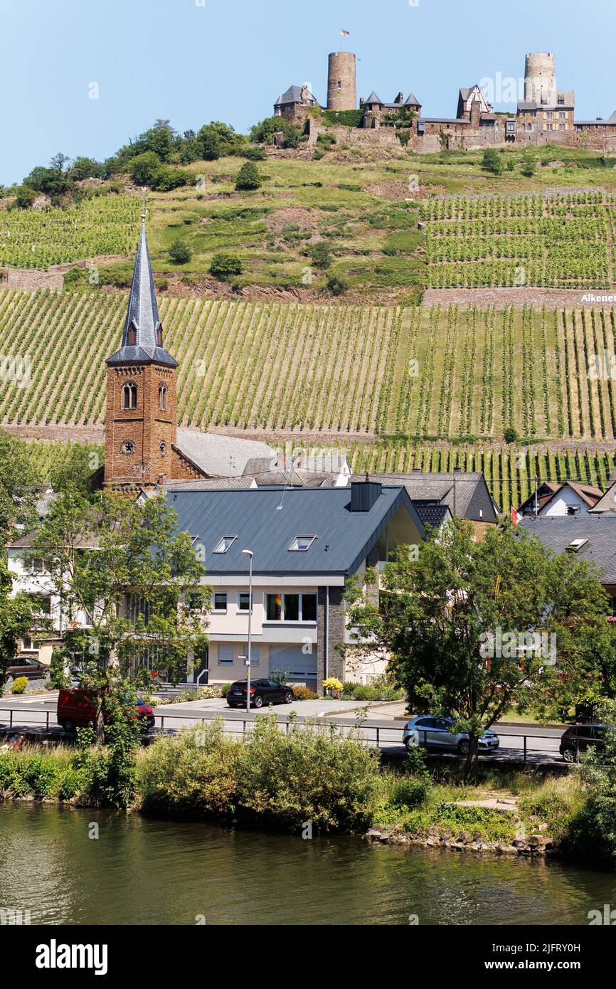 Kleine deutsche Stadt am Ufer der Mosel mit einem Schloss auf dem Hügel darüber Stockfoto