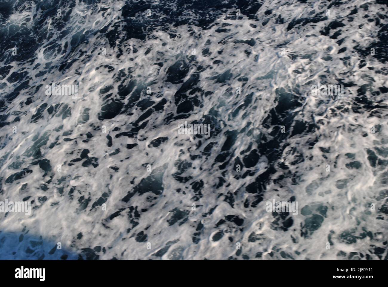 Textur der Wasseroberfläche auf dem Meerwasser minimalistischen Hintergrund Stockfoto