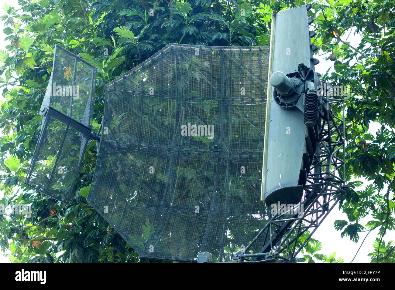 Militärische Radar-Luftüberwachungsantenne Stockfoto